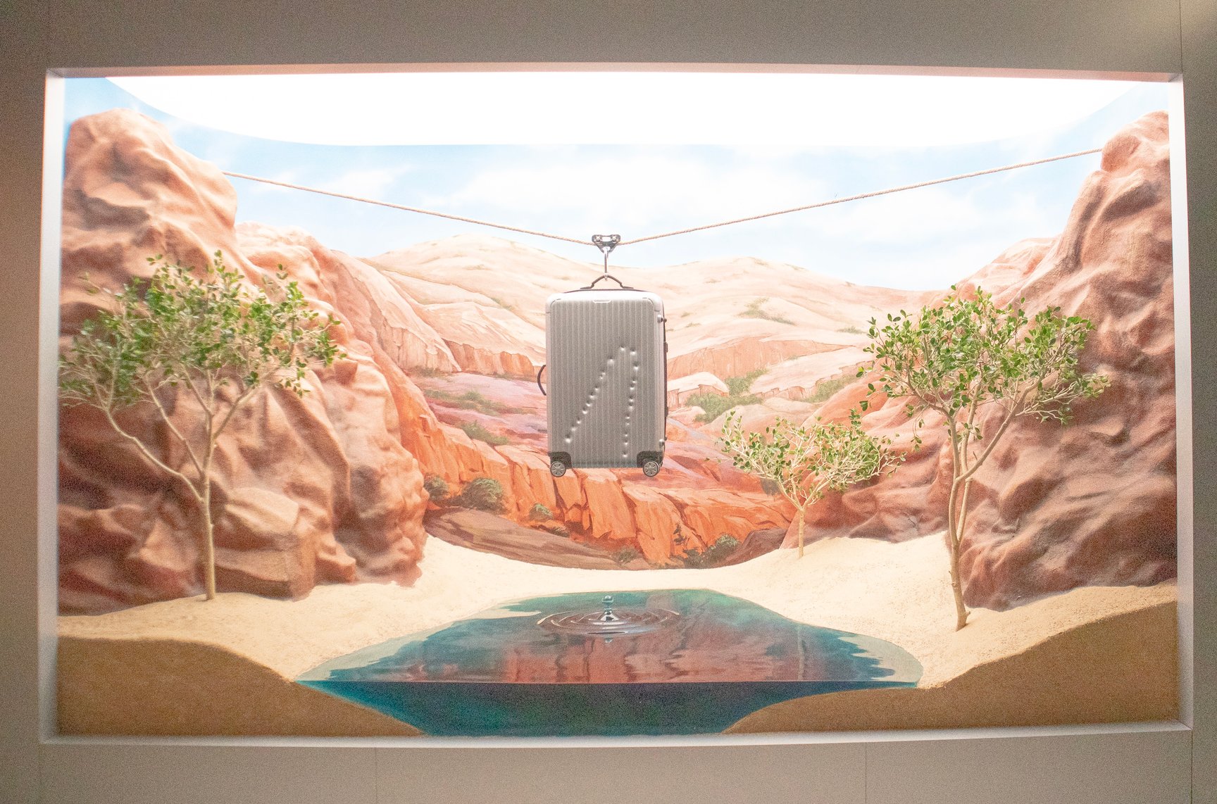 ワニの歯形をあしらったスーツケース