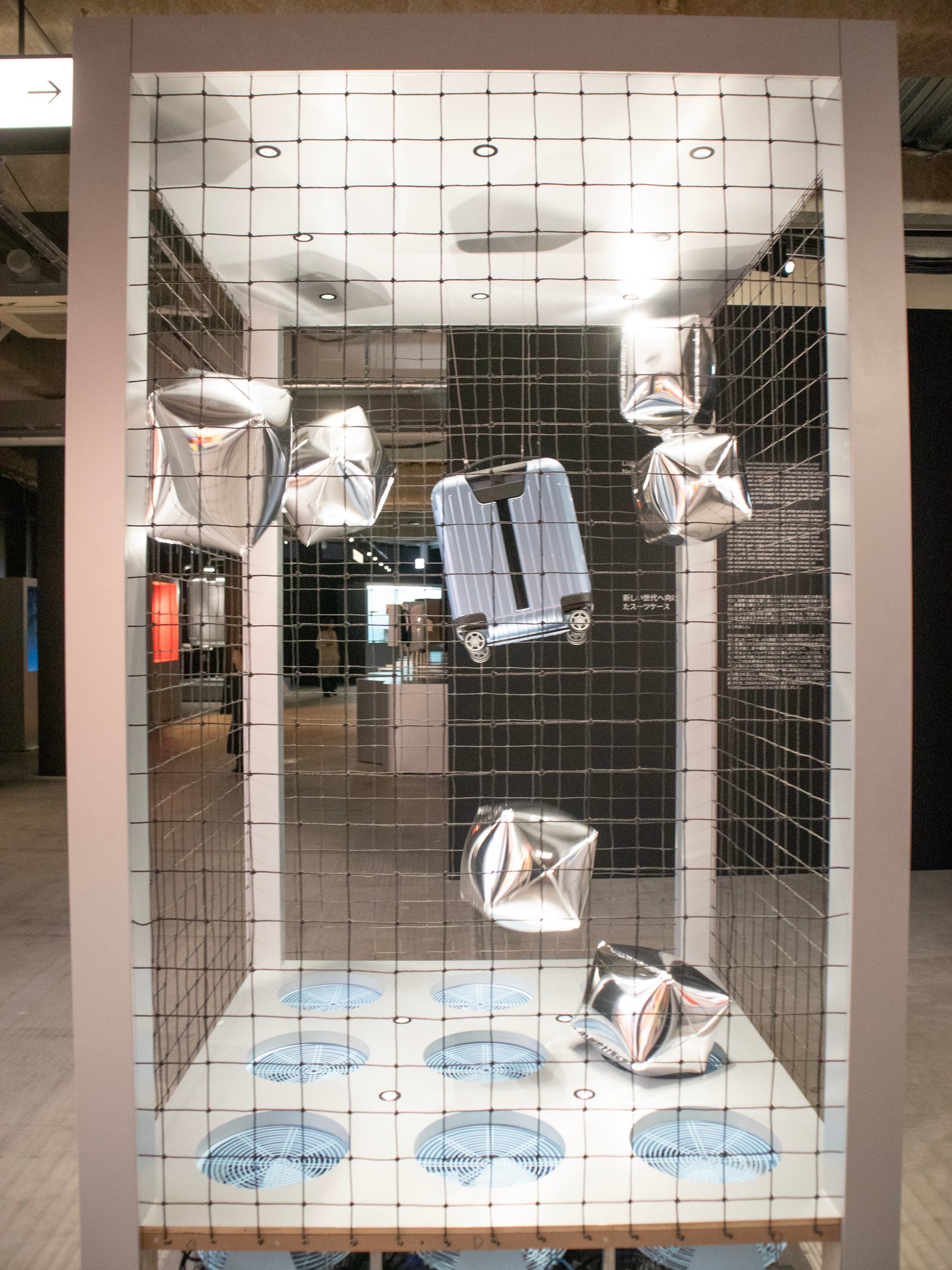 宙に浮いたスーツケース