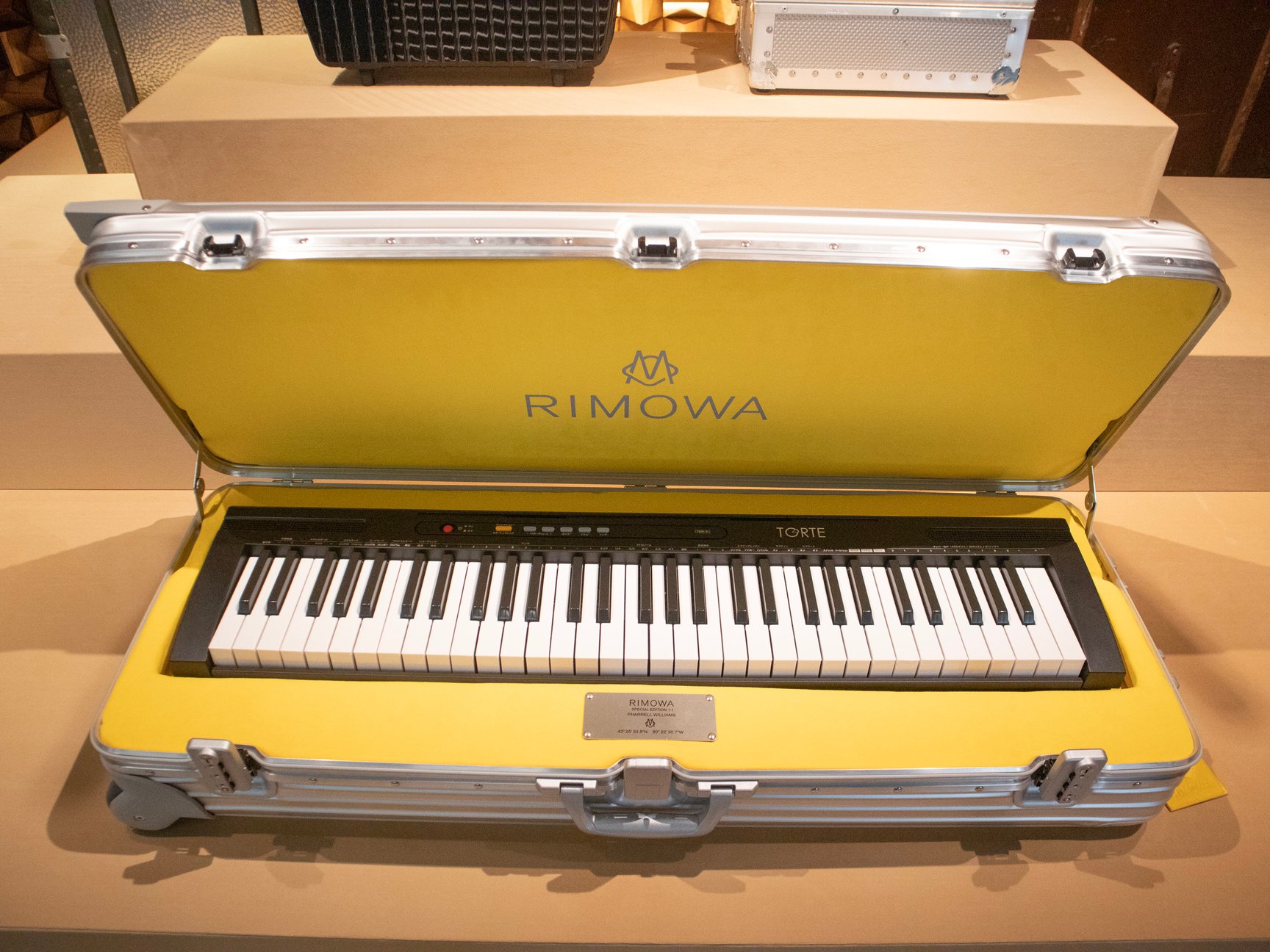 黄色いキーボードケース