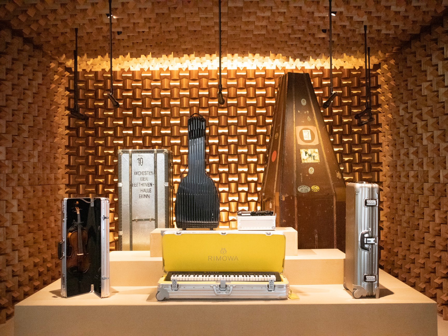 キーボードやギターのケースなどの展示