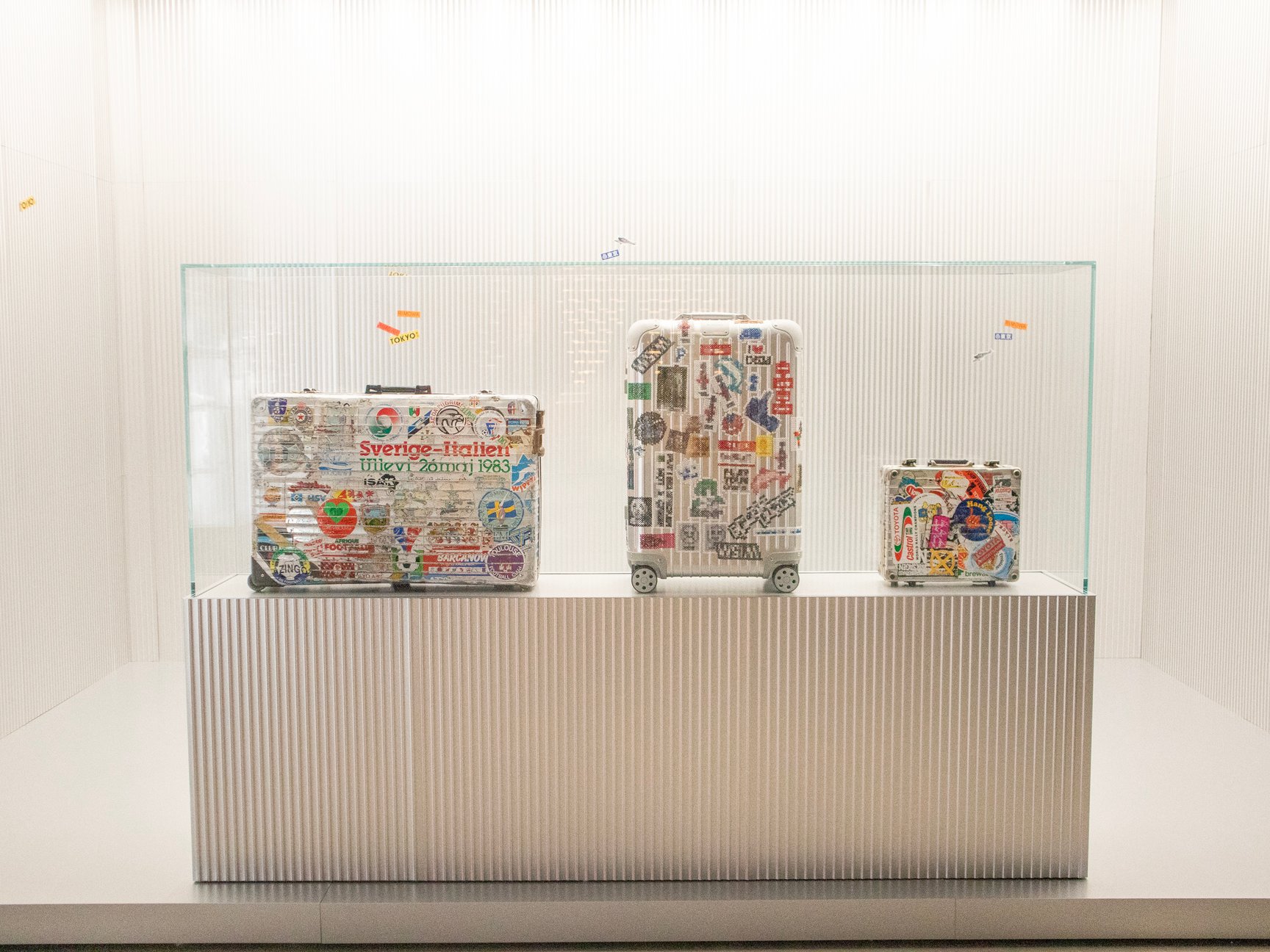 ステッカーが貼られたスーツケース