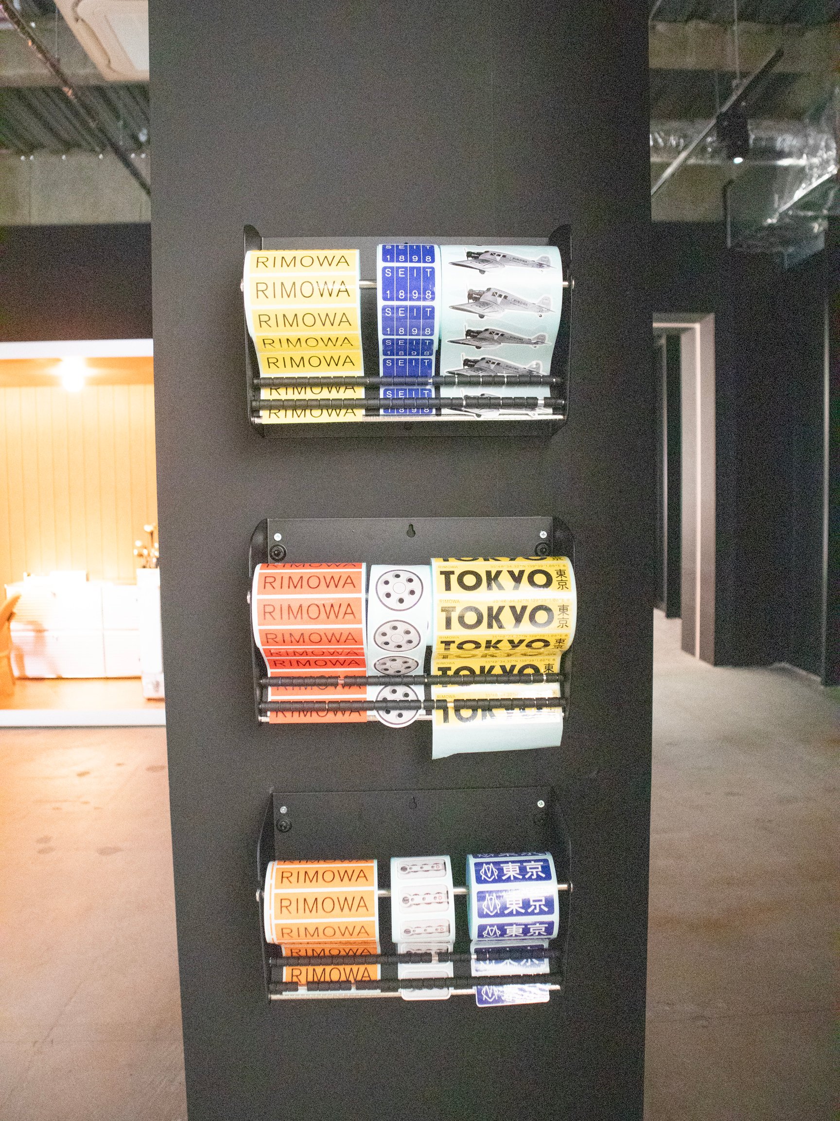 リモワのステッカー