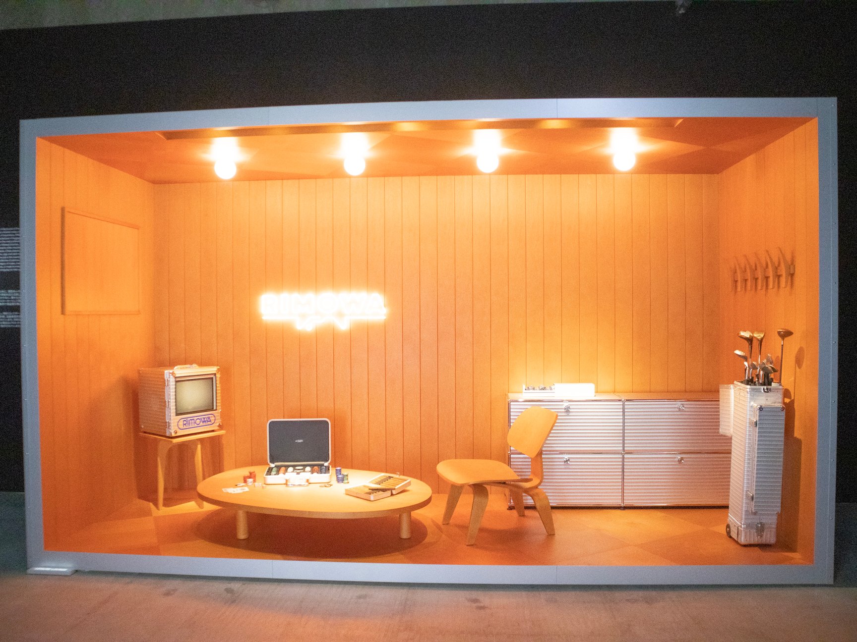 テレビやゴルフバッグなどのレクリエーションアイテムの展示スペース