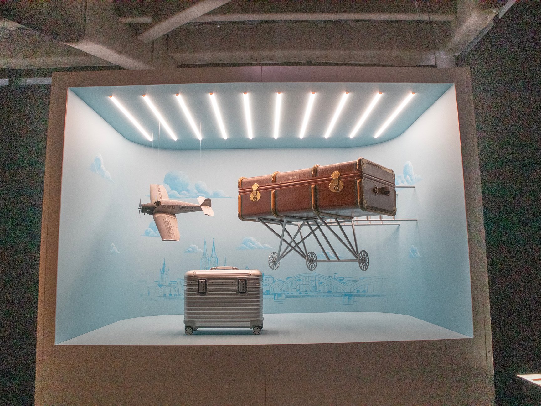 飛行機の模型とキャビンケース