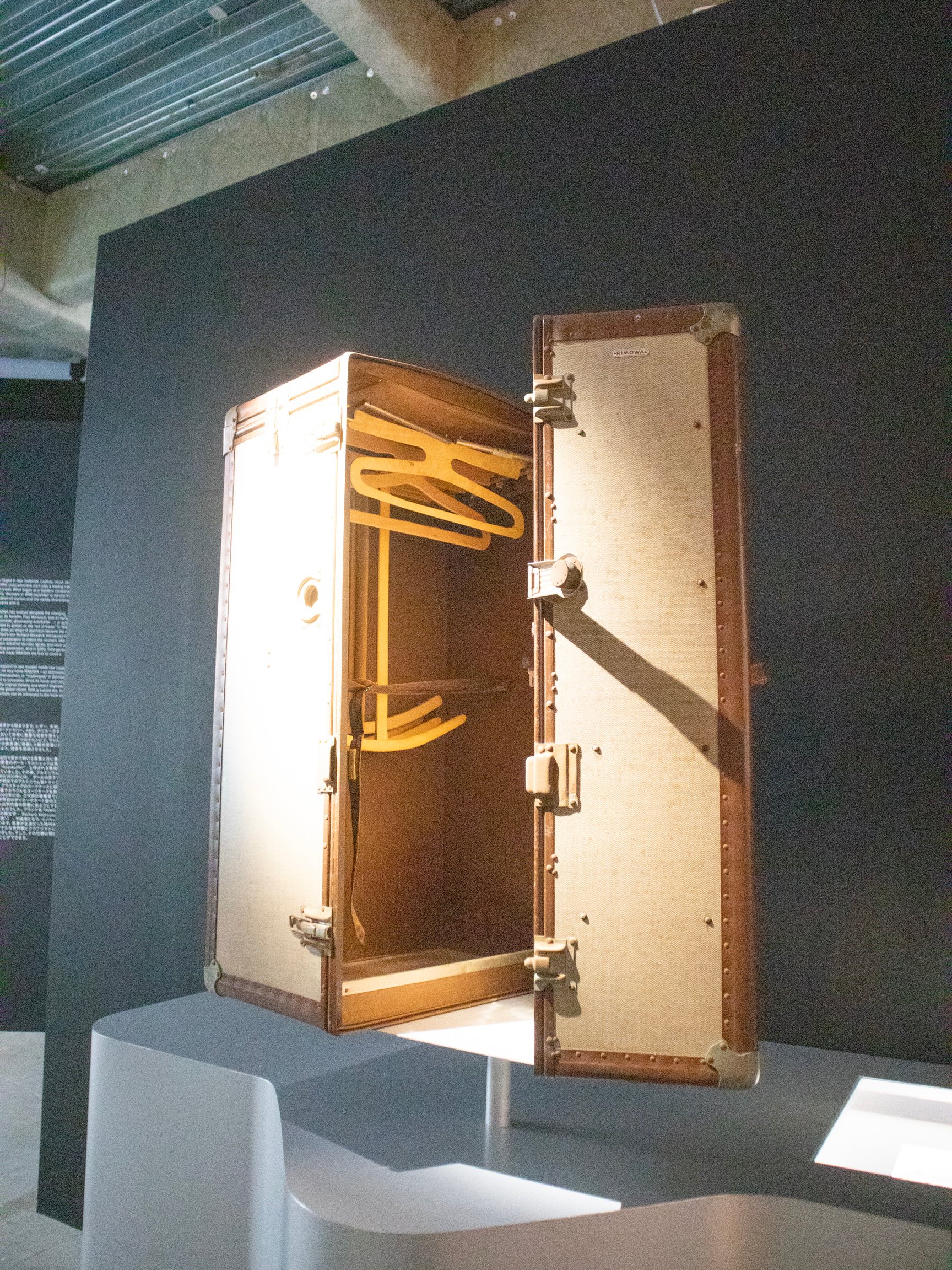 木製のスーツケース