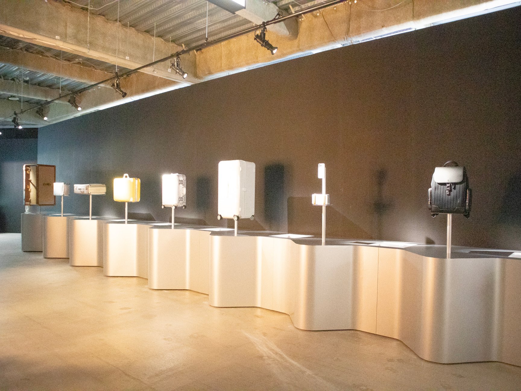 リモワのスーツケースやリュック、スマホケースなど