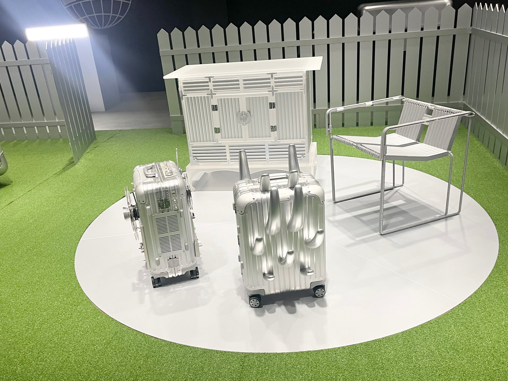 スーツケースを用いたインスタレーション