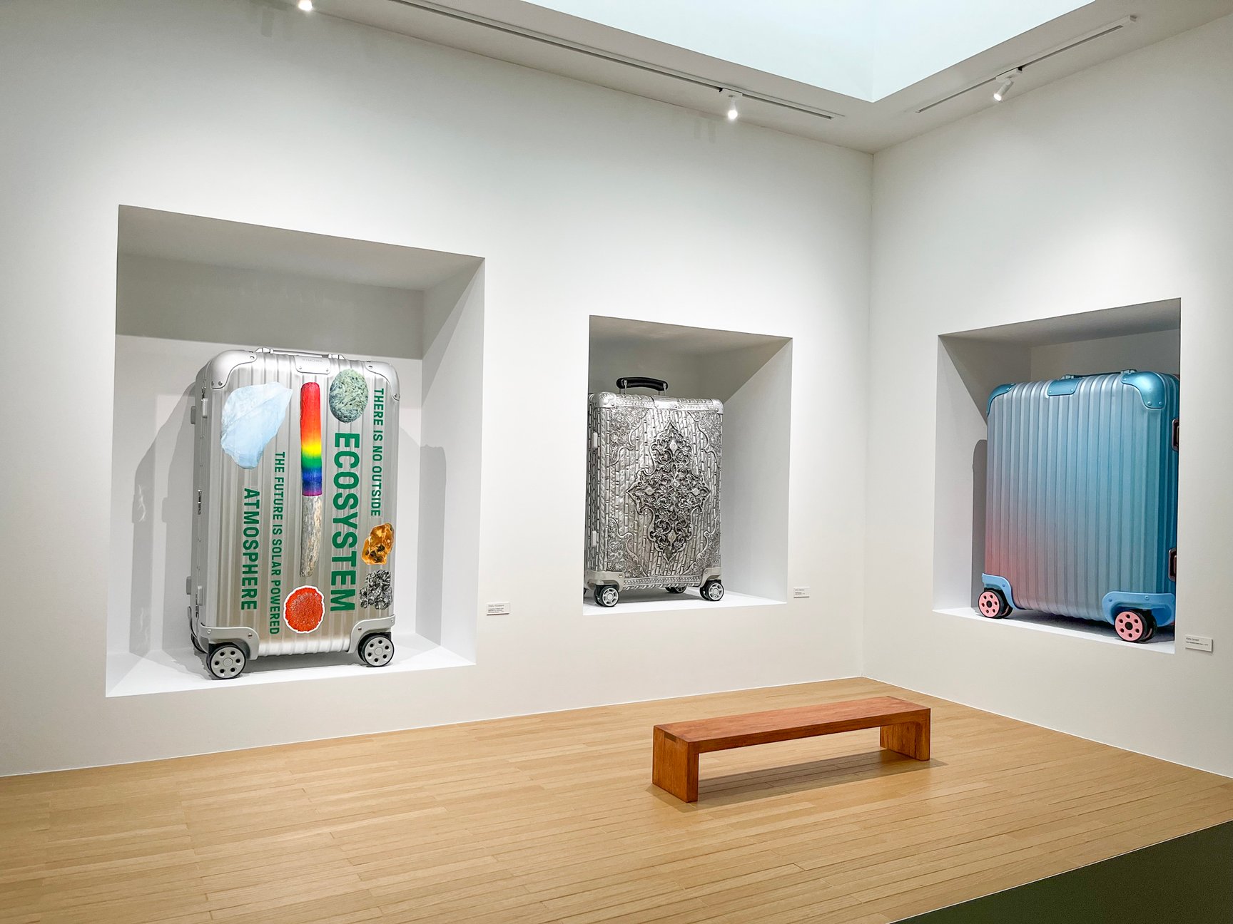 スーツケースを用いたアート作品