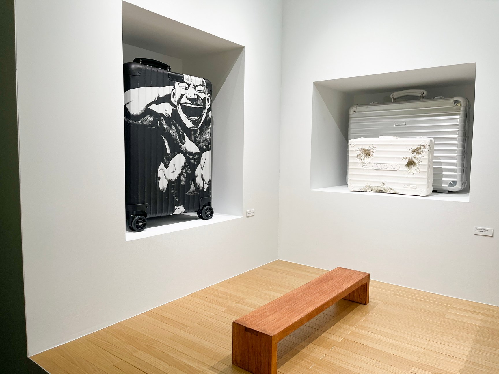 スーツケースを用いたアート作品