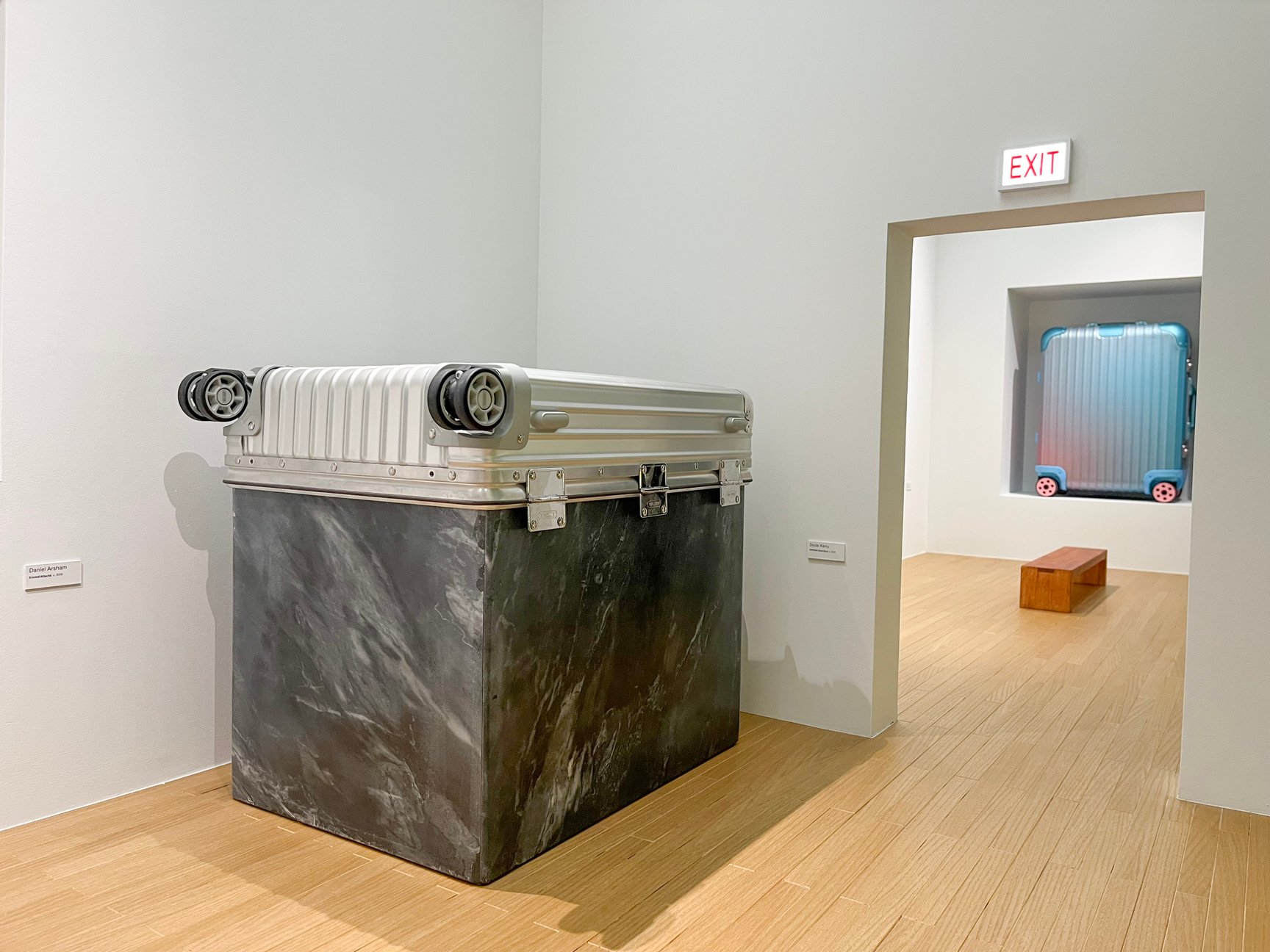 スーツケースを用いたアート作品