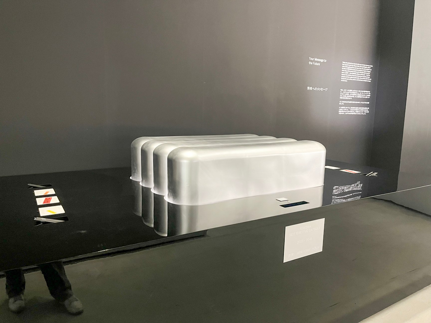 スーツケースに見立てたオブジェ