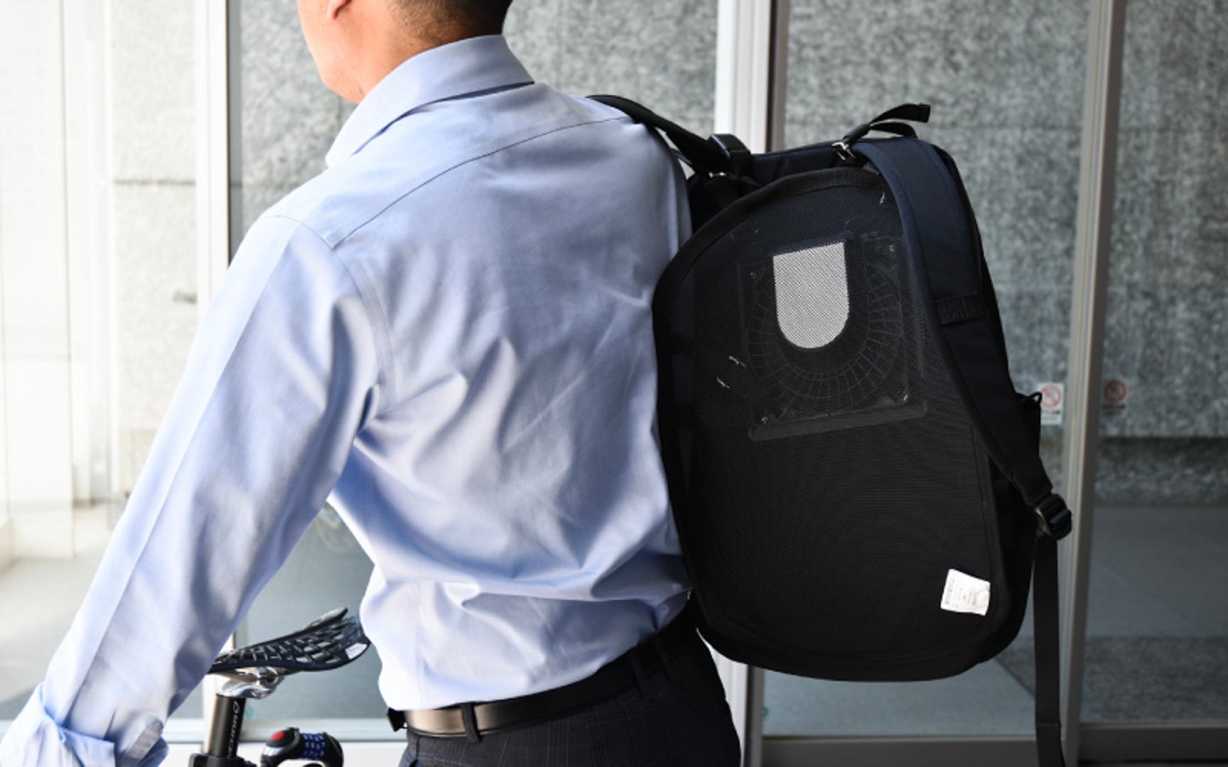 夏場のリュックのムレ問題 冷却用外付けアタッチメント最前線