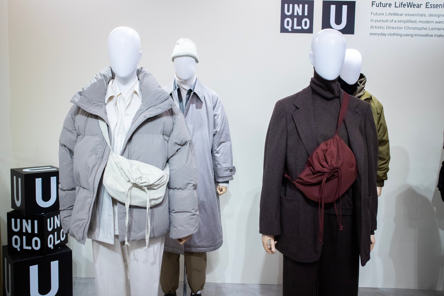 ユニクロ ユーの「ドローストリングショルダーバッグ」からスモールサイズが登場