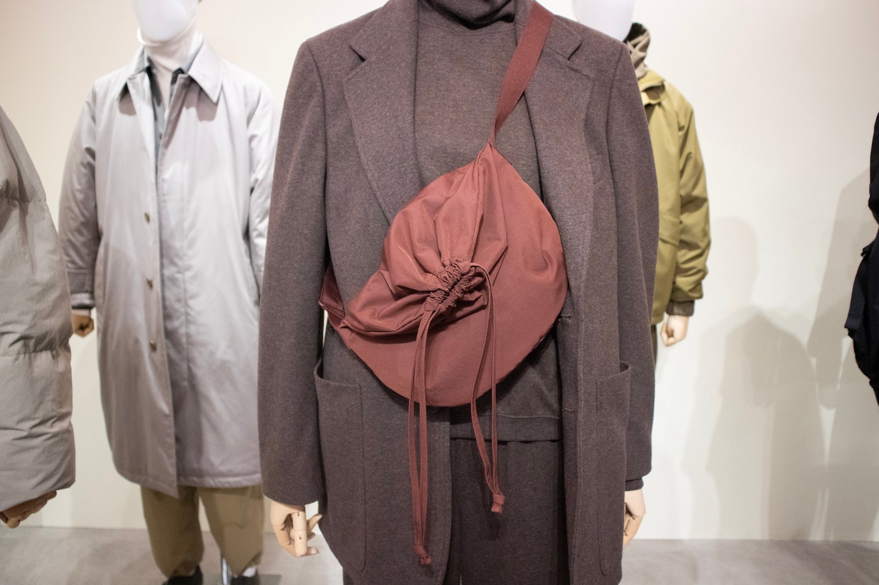 ユニクロ ユーの「ドローストリングショルダーバッグ」からスモールサイズが登場