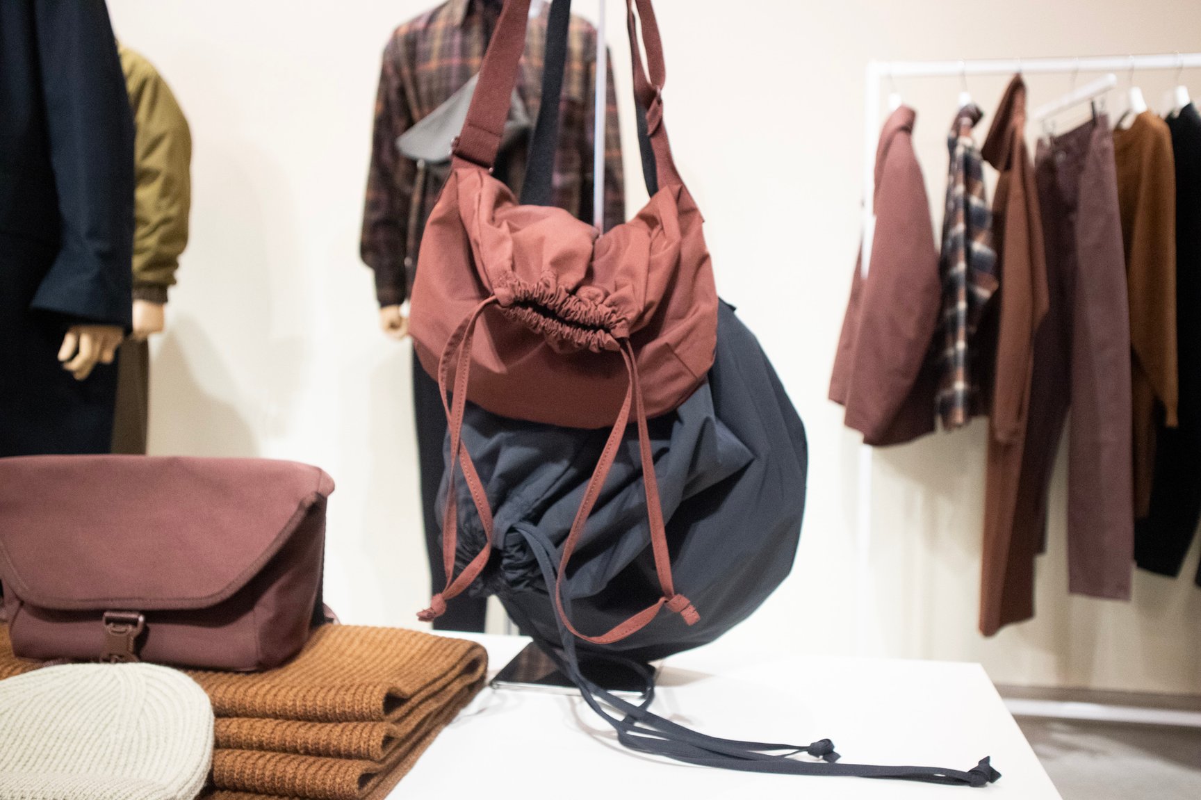 ユニクロ ユーの「ドローストリングショルダーバッグ」からスモールサイズが登場