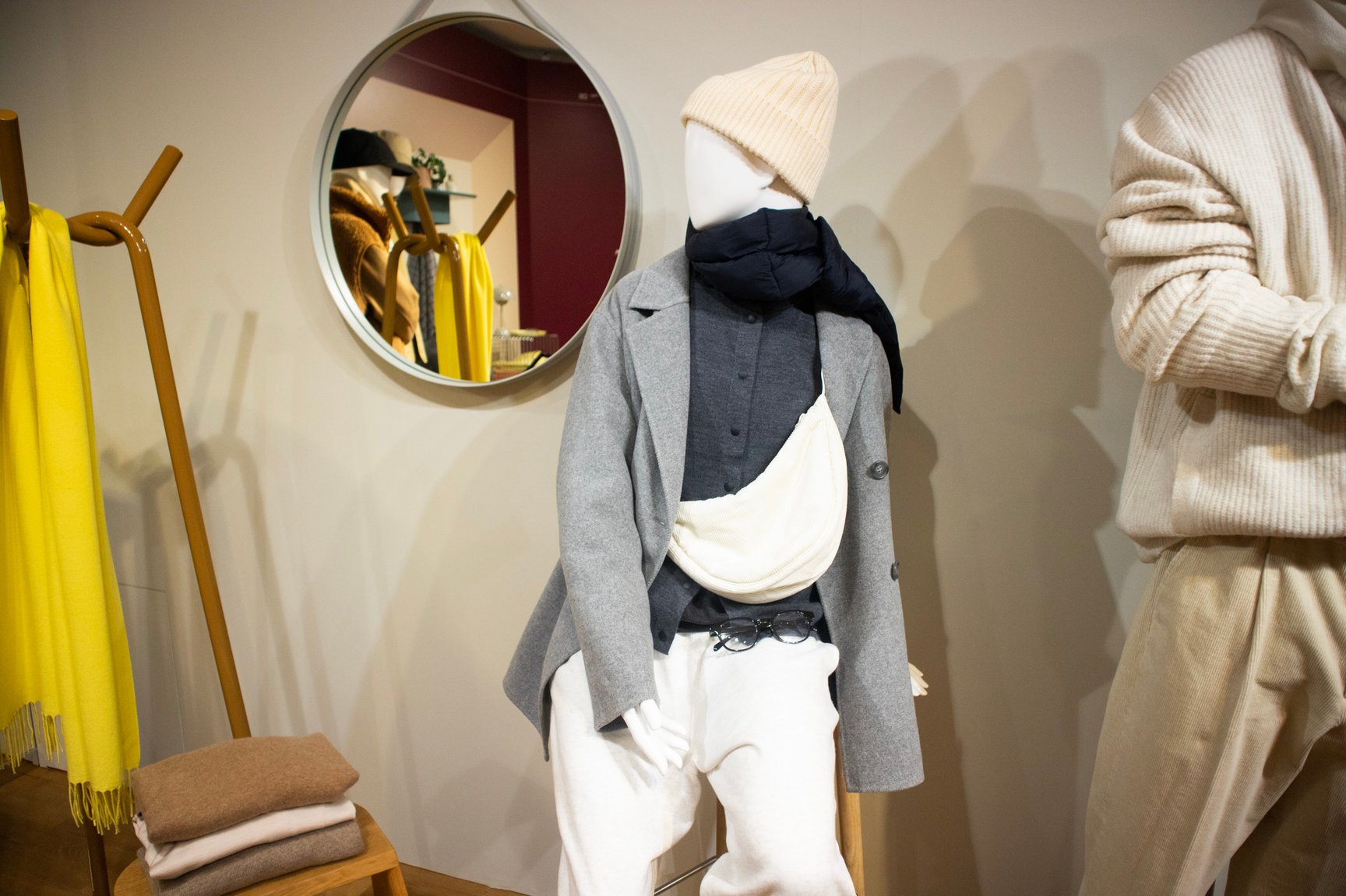 ユニクロ ユーの「ドローストリングショルダーバッグ」からスモールサイズが登場