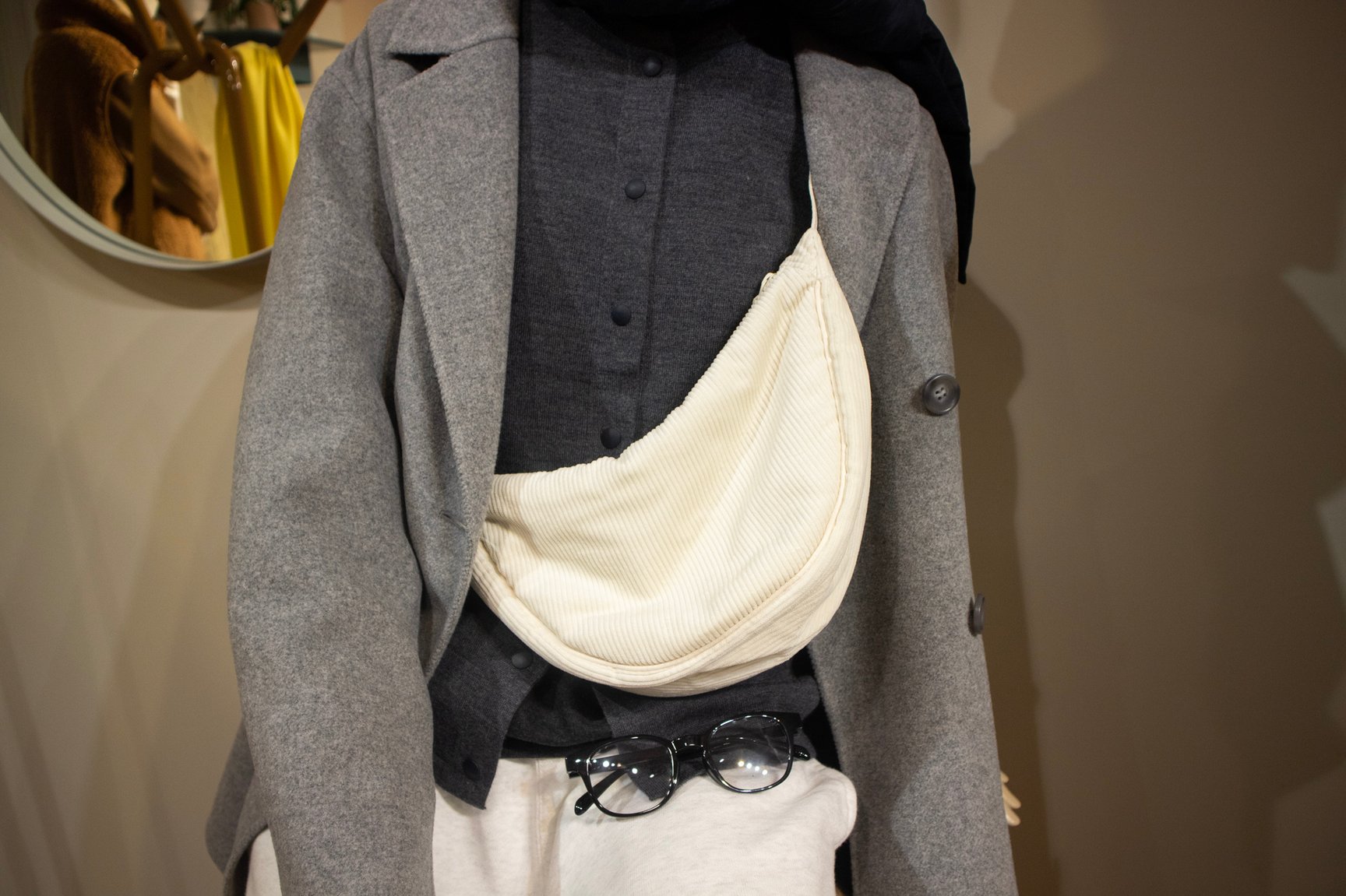 ユニクロ ユーの「ドローストリングショルダーバッグ」からスモールサイズが登場