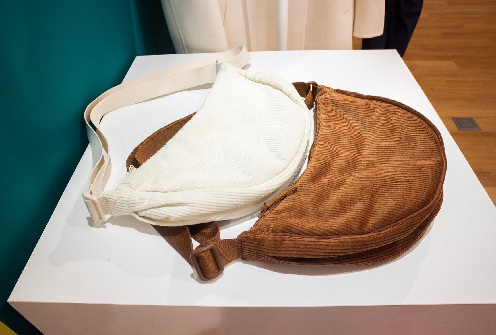 ユニクロ ユーの「ドローストリングショルダーバッグ」からスモールサイズが登場