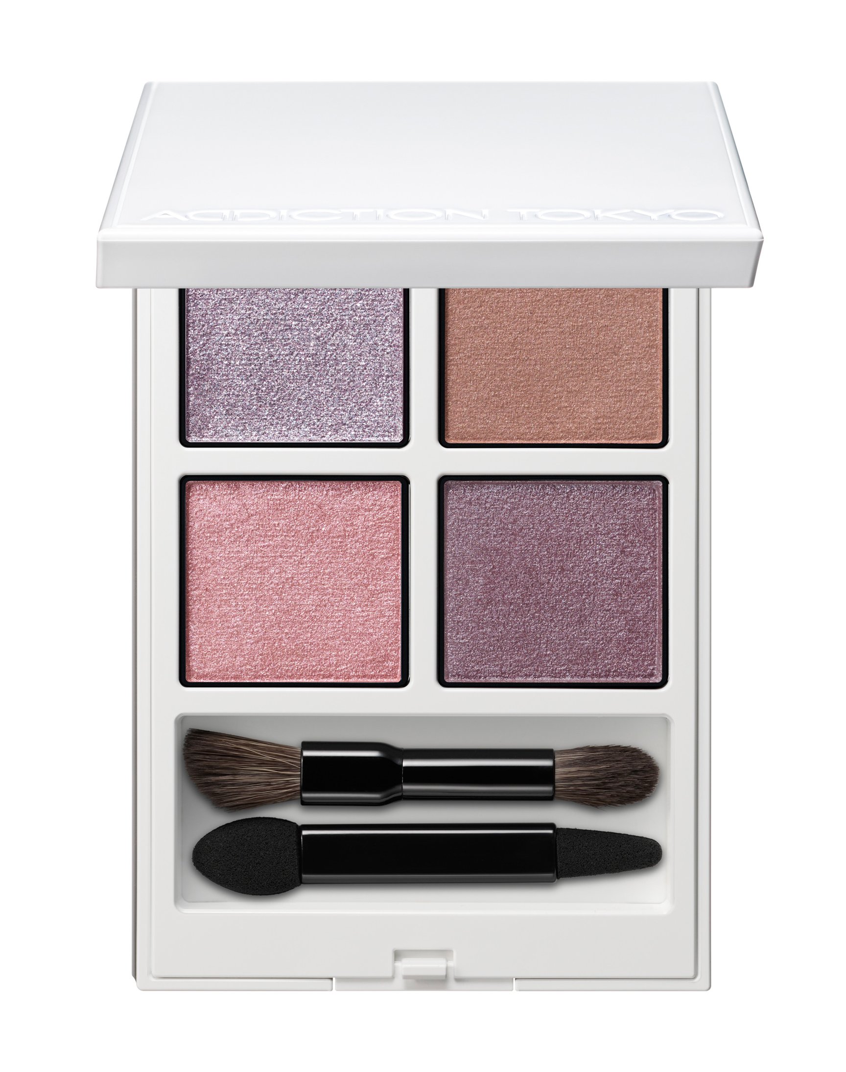 淡いブルーカラーのアイシャドウ