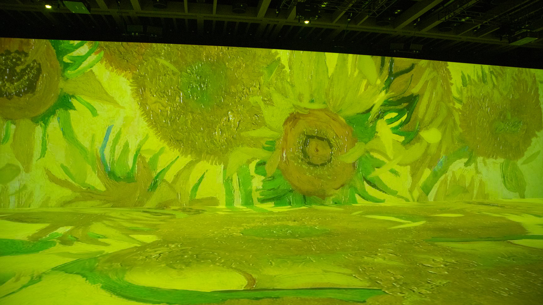 スクリーンに映し出された絵画