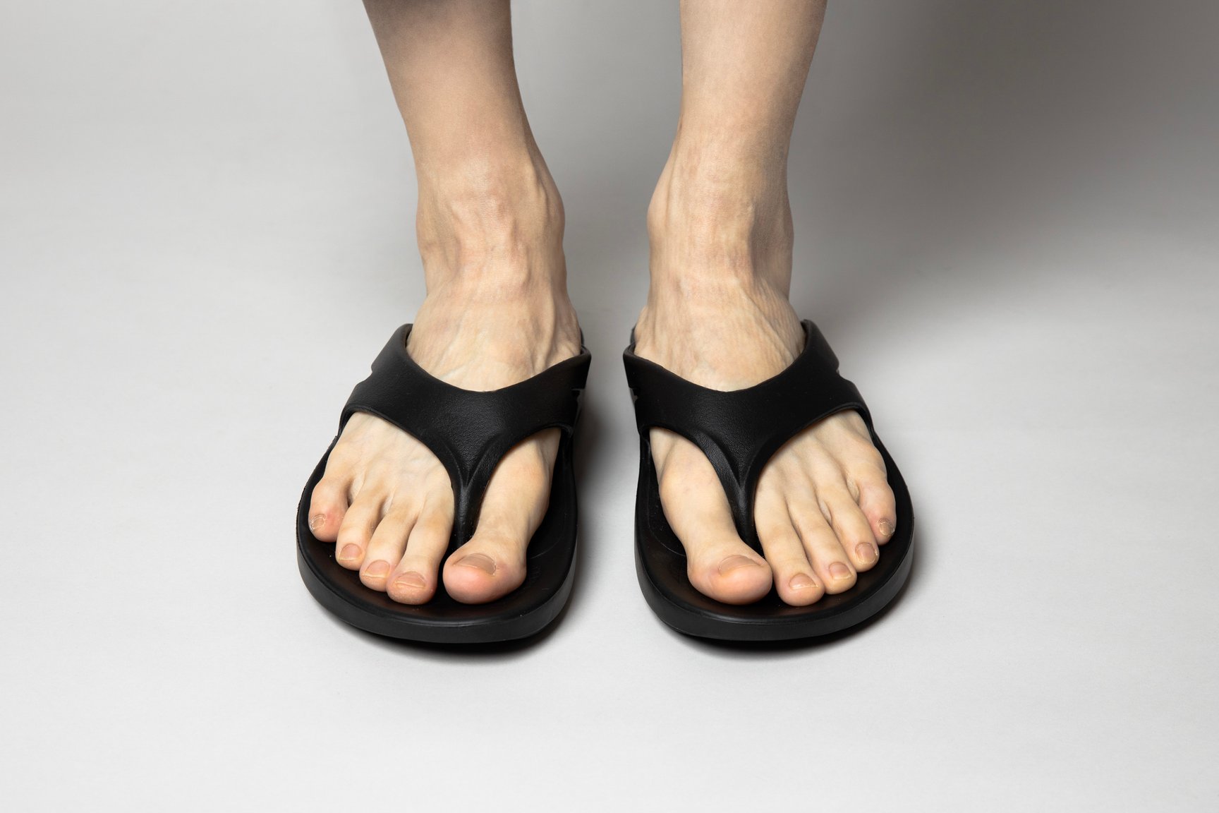サンダルを履いた足