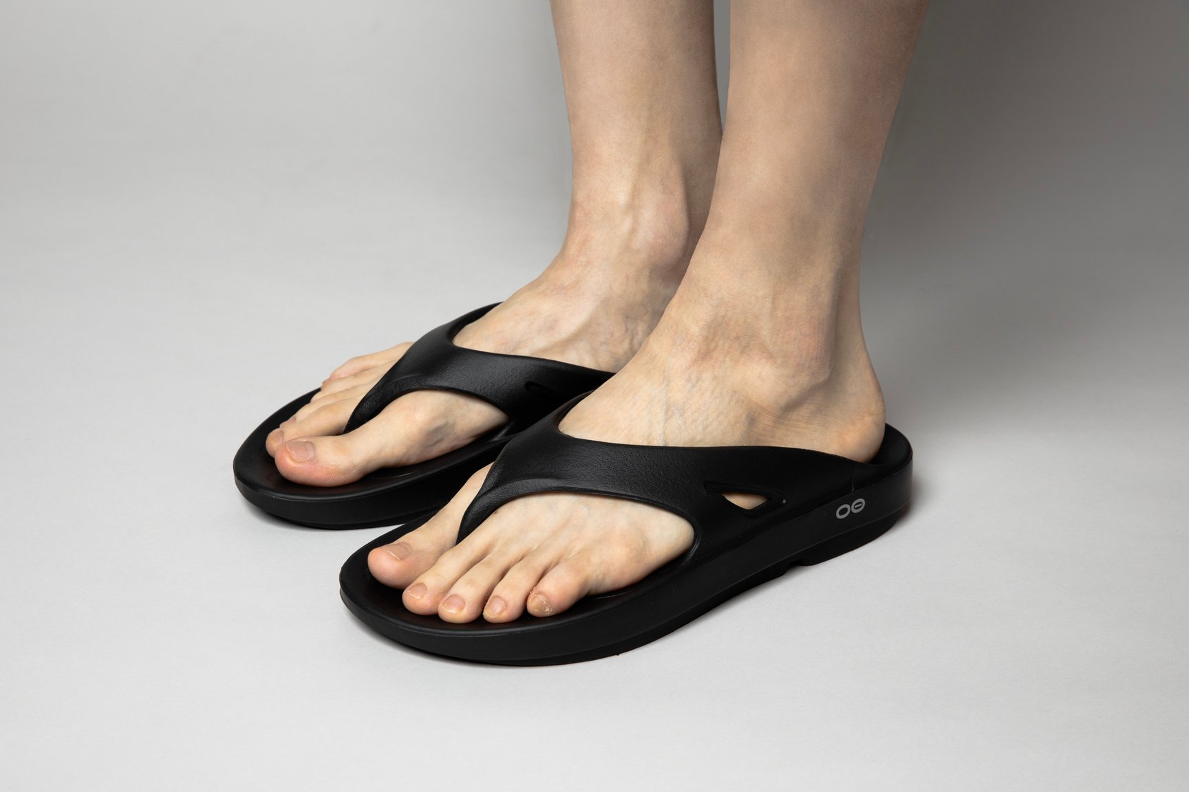 サンダルを履いた足