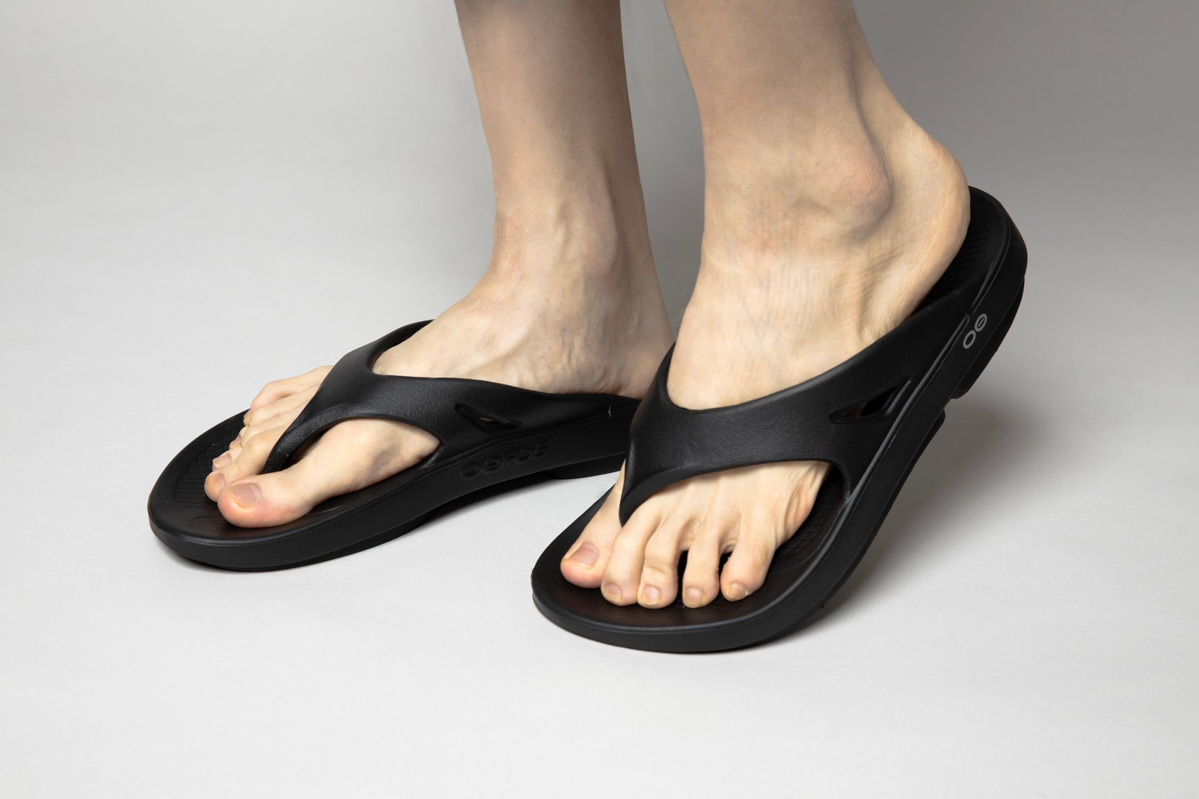 サンダルを履いた足