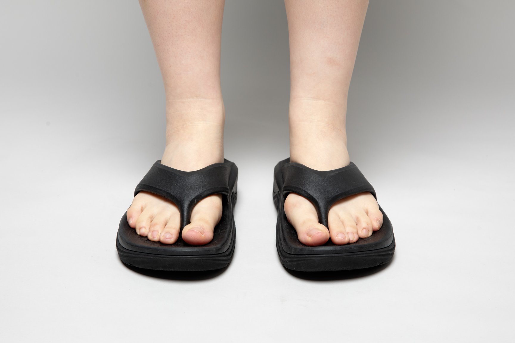 サンダルを履いた足