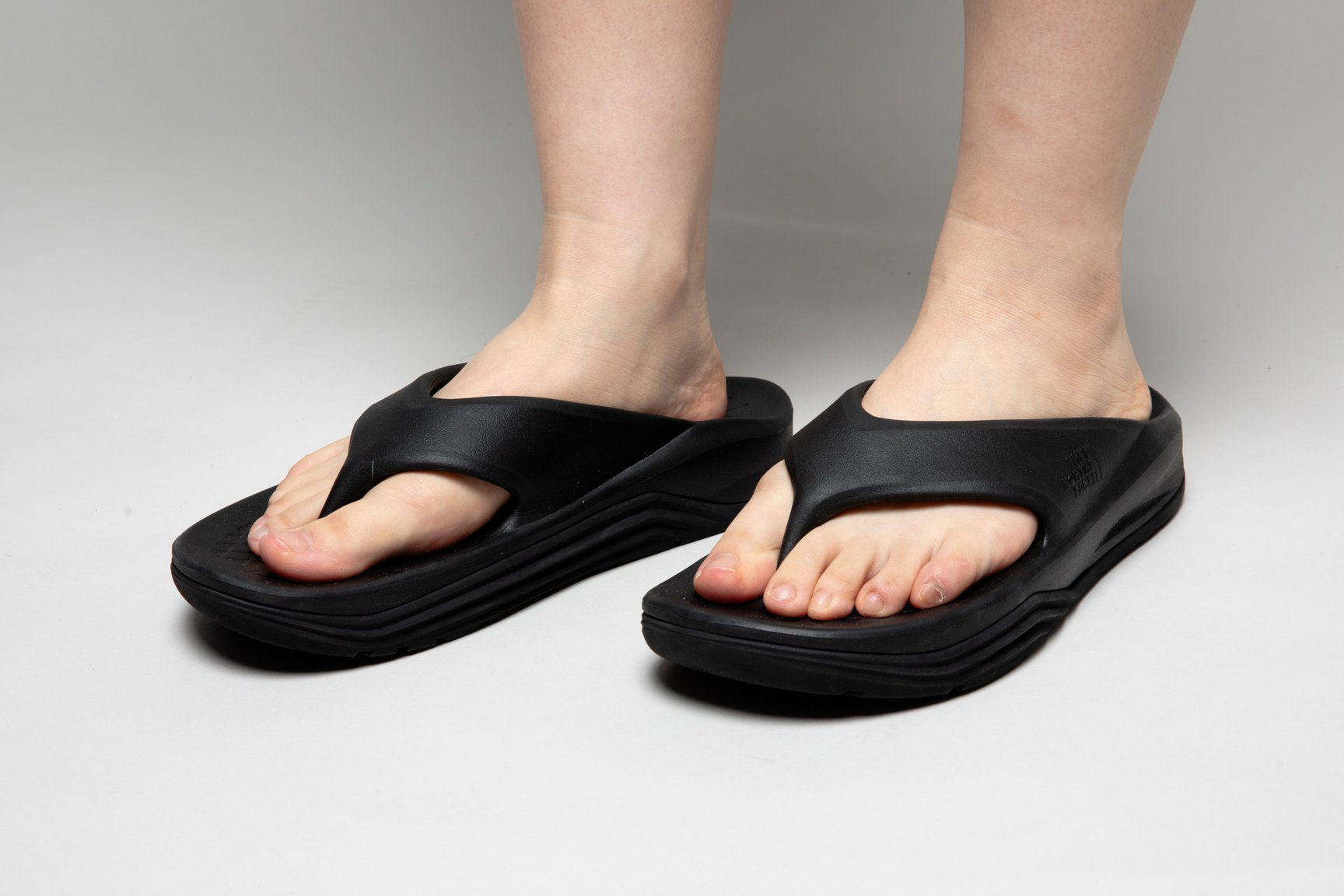 サンダルを履いた足