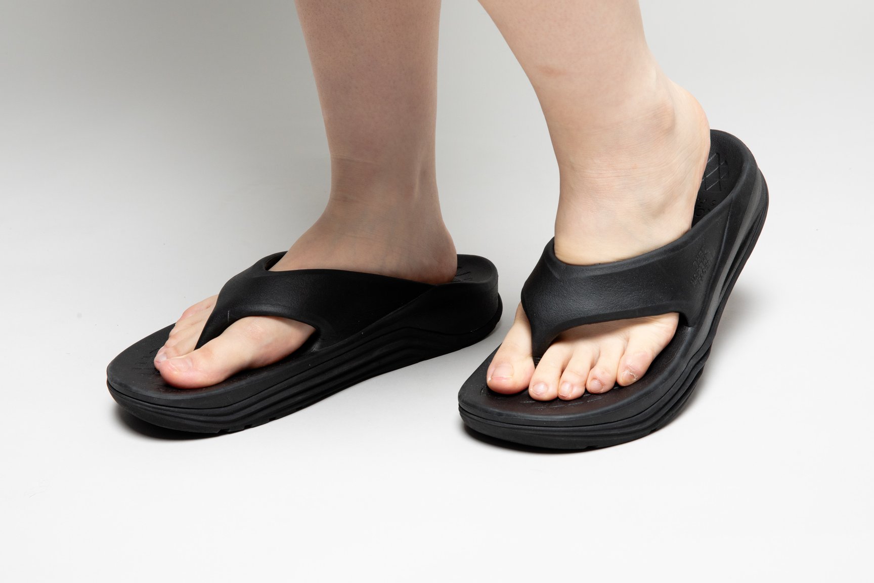 サンダルを履いた足