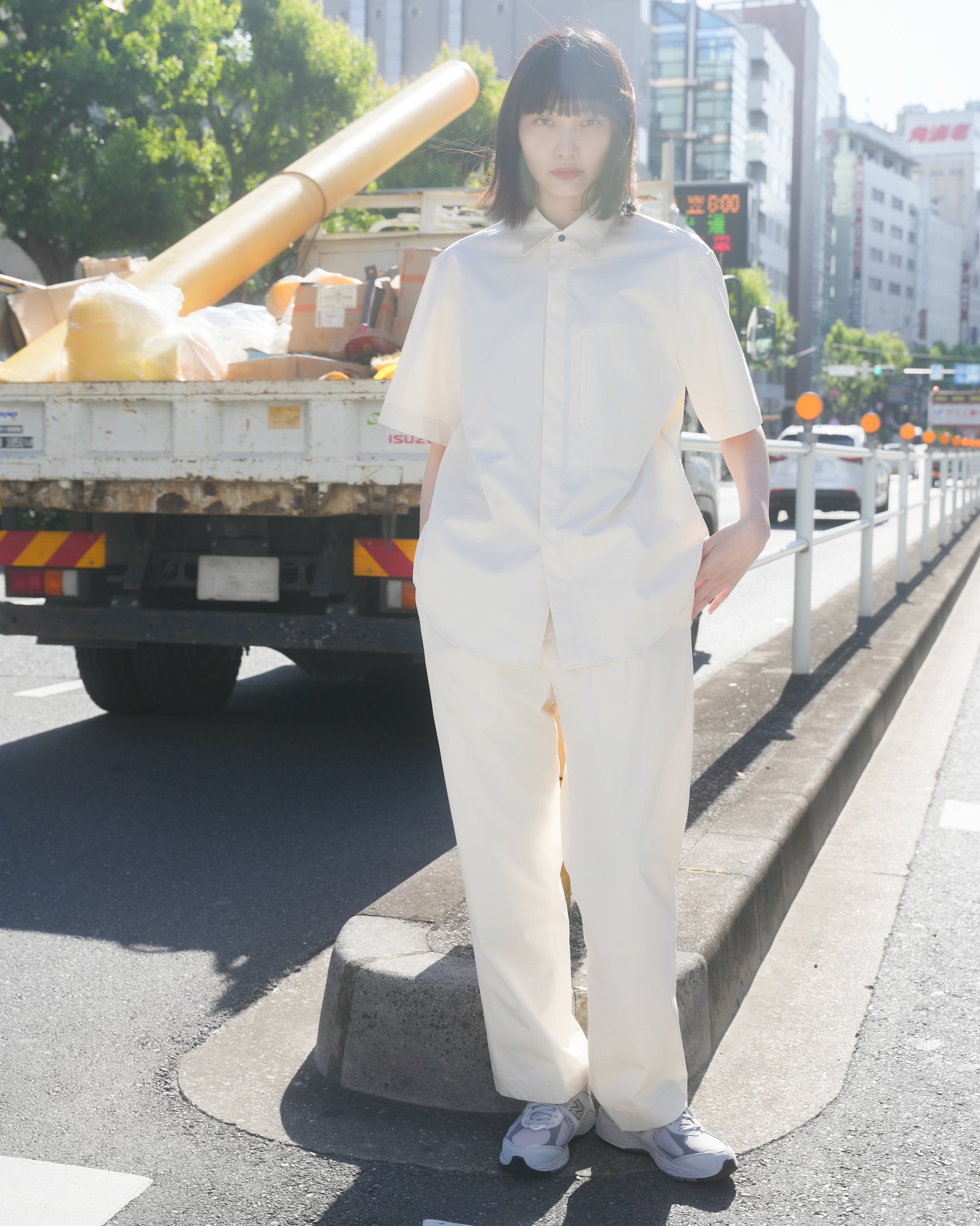 ホワイトのセットアップを着用した女性モデル