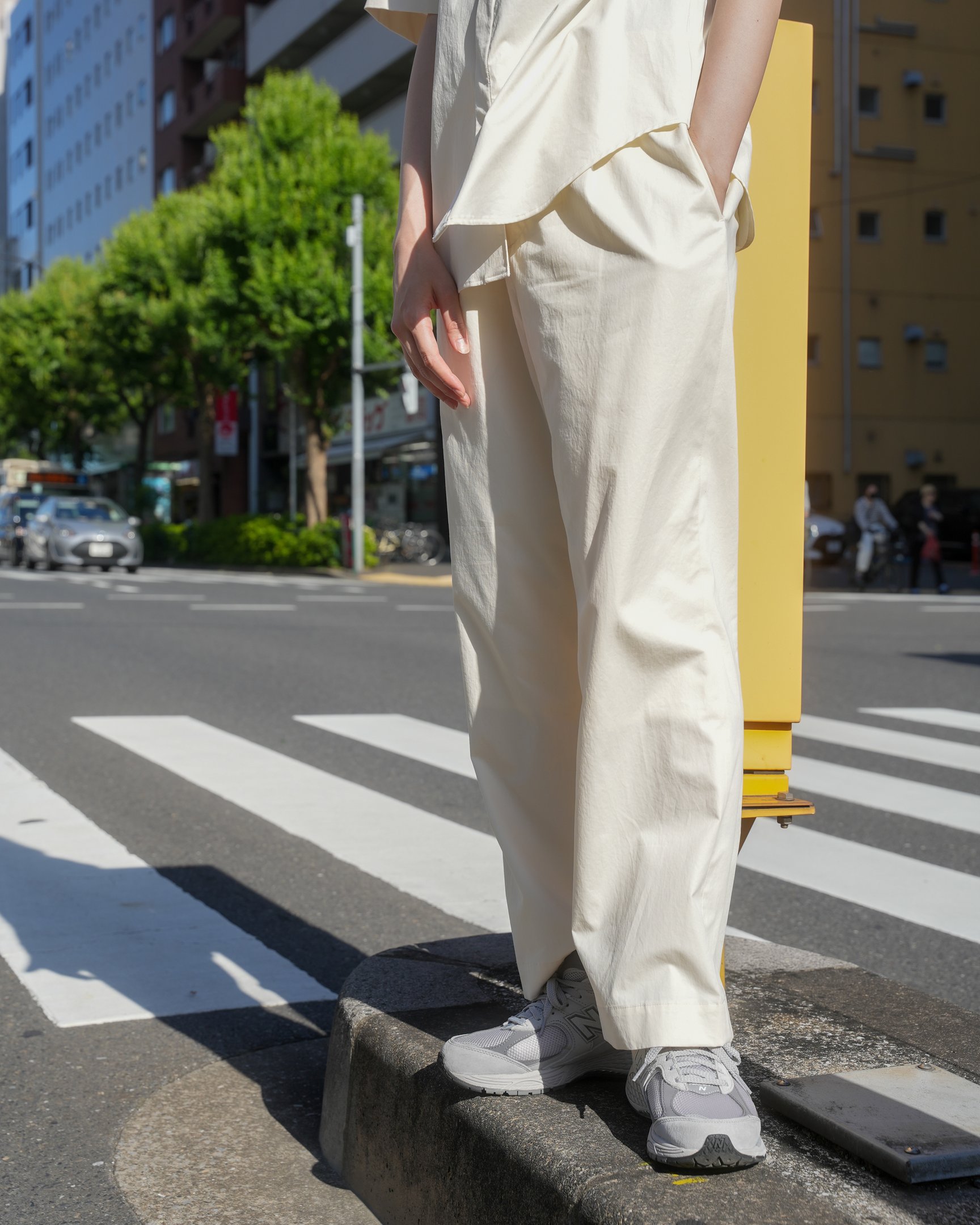 ホワイトのパンツを着用した女性モデル