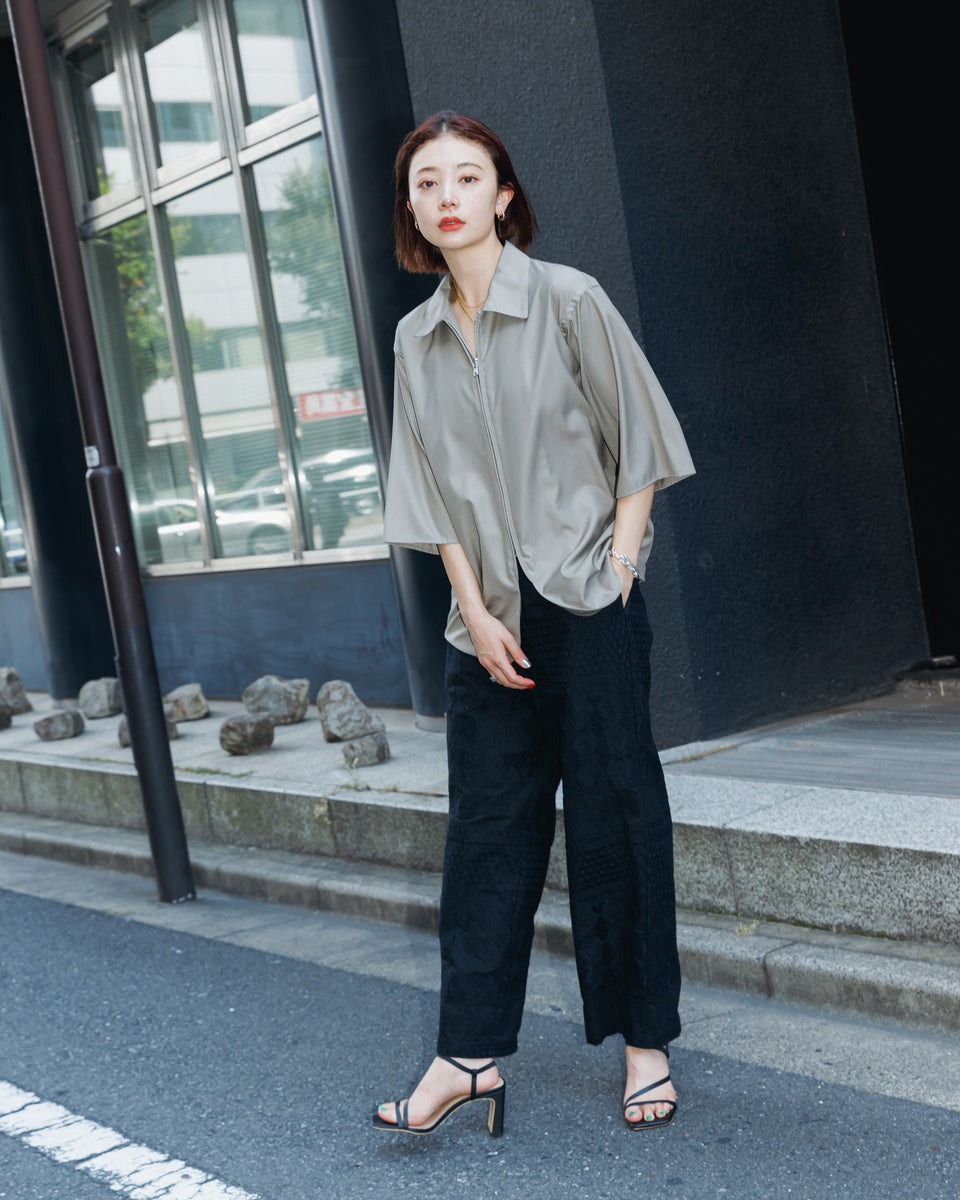 女性のスナップ画像。ブラックのパンツとのスタイリング。