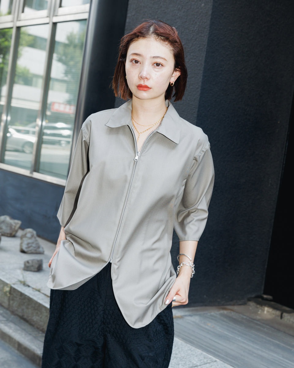 女性のスナップ画像。ブラックのパンツとのスタイリング。