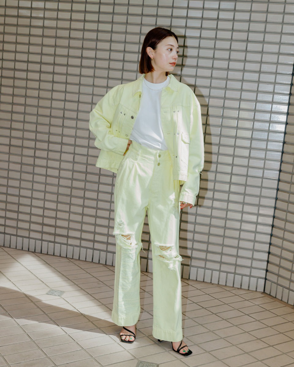 イエローのデニムセットアップを着た女性モデル