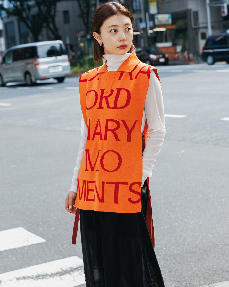 女性のスナップ画像。ブラックのフレアスカートとのスタイリング。