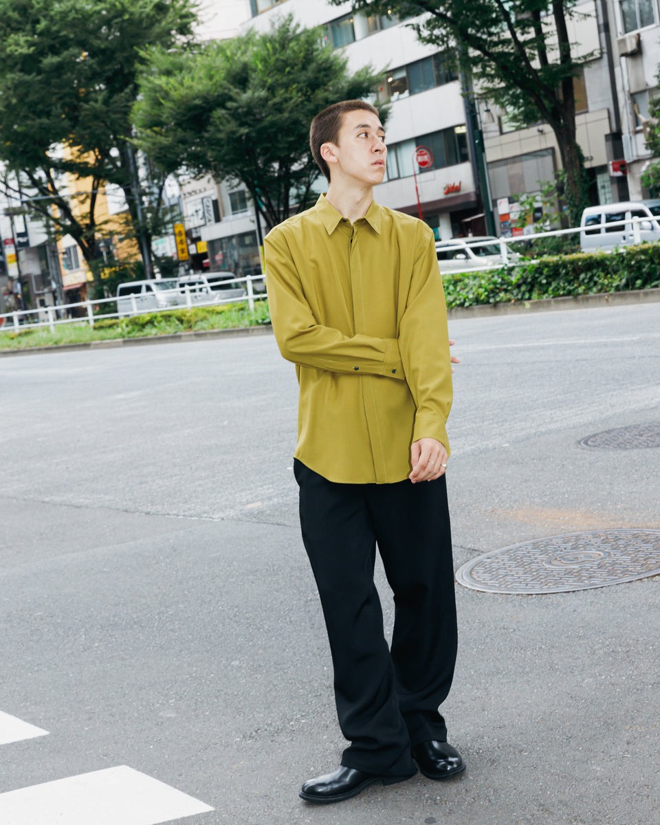 男性のスナップ画像。ブラックのパンツとのスタイリング。