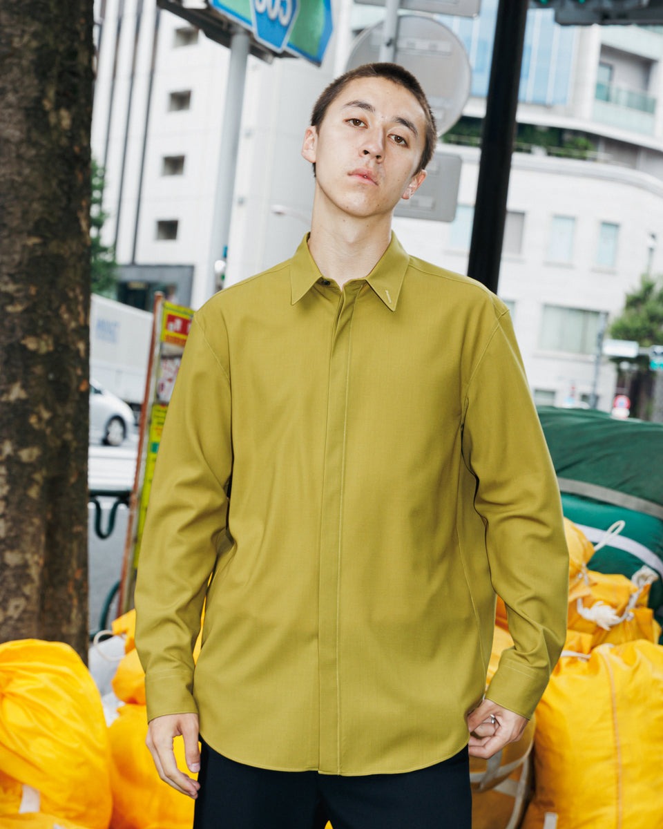 男性のスナップ画像。ブラックのパンツとのスタイリング。