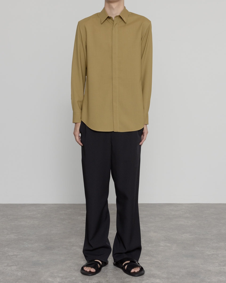 男性の着用画像。ブラックのパンツとのスタイリング。