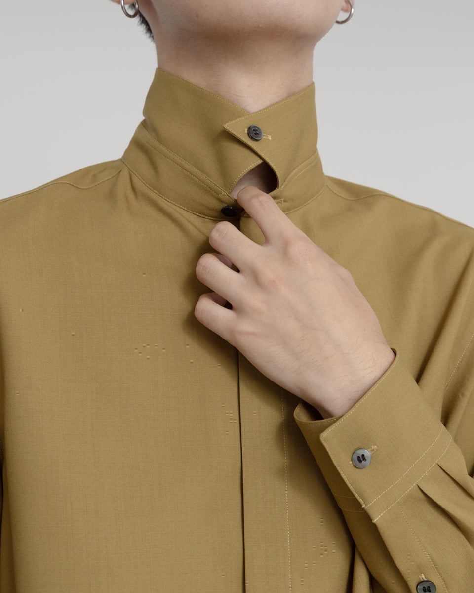 男性の着用画像。襟を立ててボタンを締めた着こなし方。