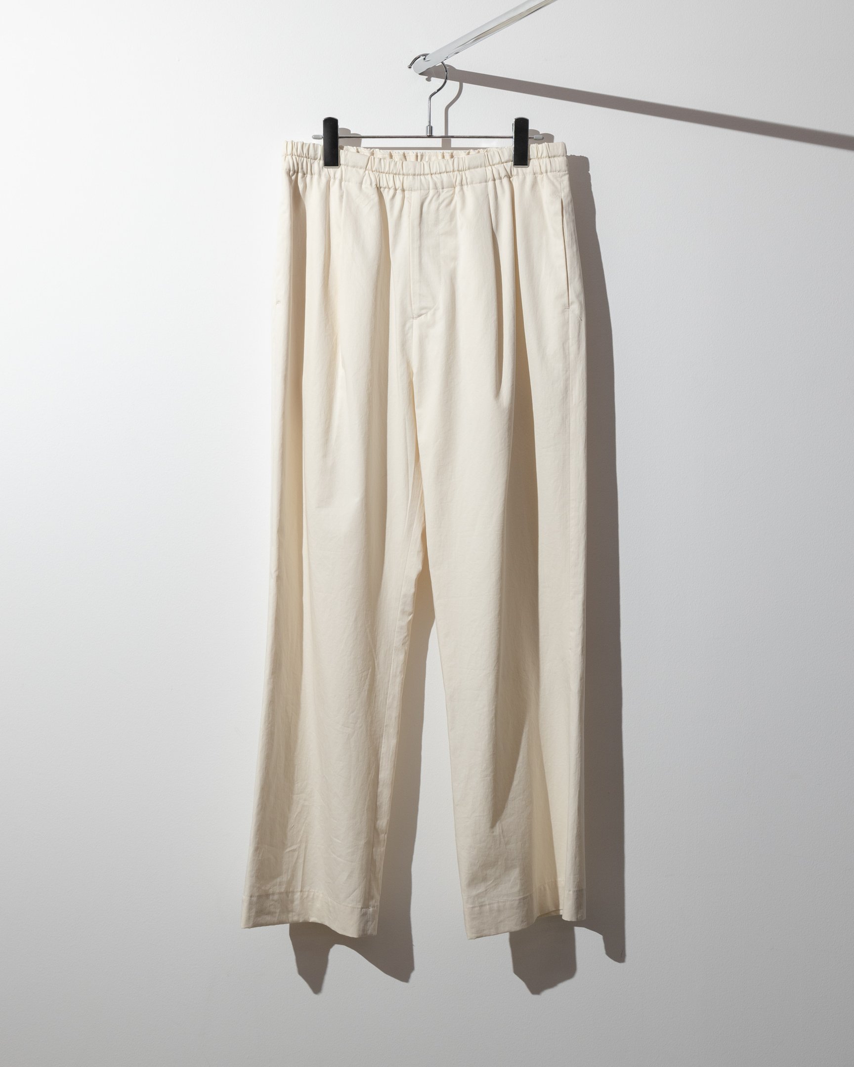 ハンギングされたイレニサのパンツ