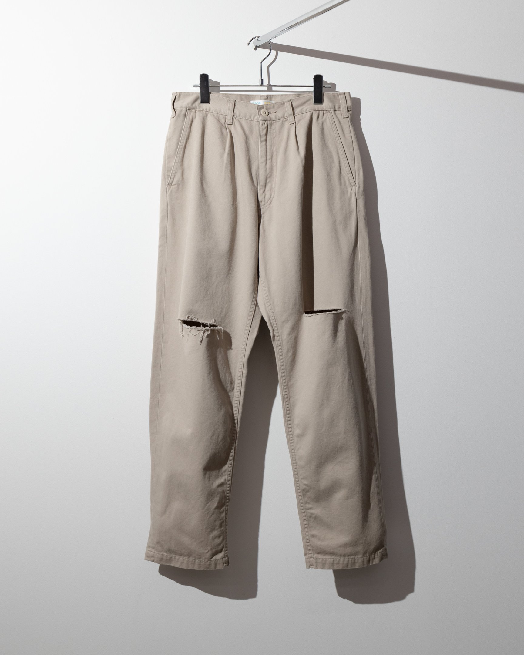 ハンギングされたサンセ サンセのパンツ