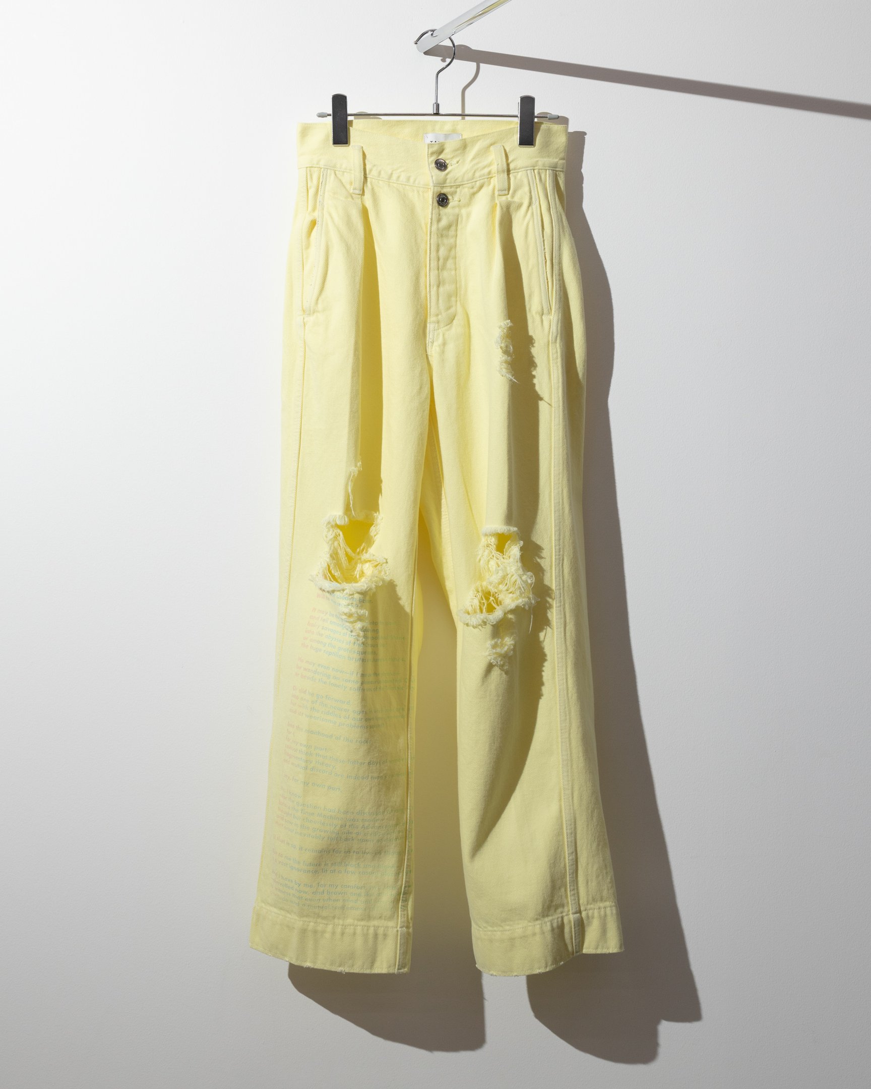 ハンギングされたタナカのパンツ