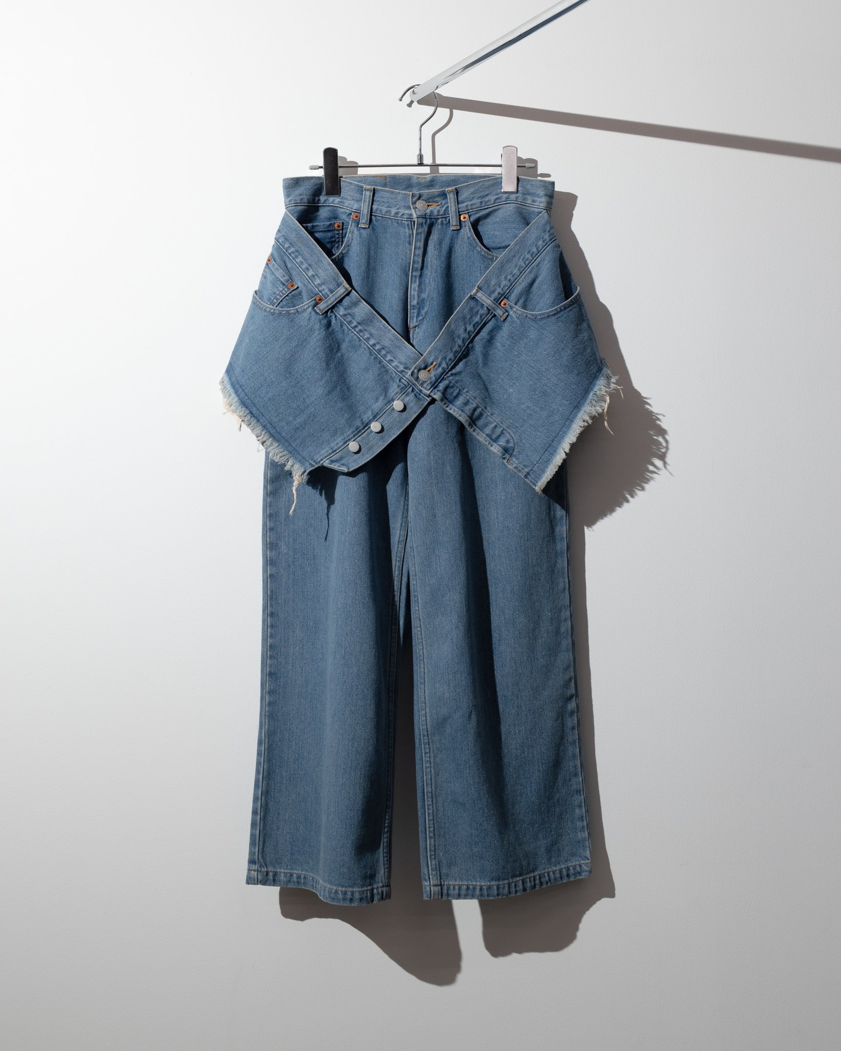 ハンギングされたコトハヨコザワのデニムパンツ