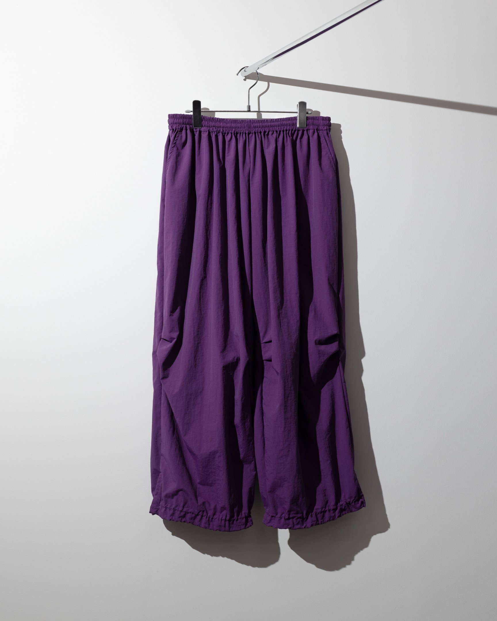 ハンギングされたヨシオクボのパンツ