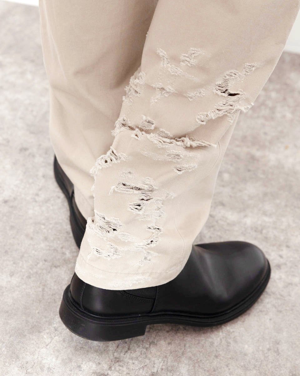 ダメージの入ったチノパンツの右裾