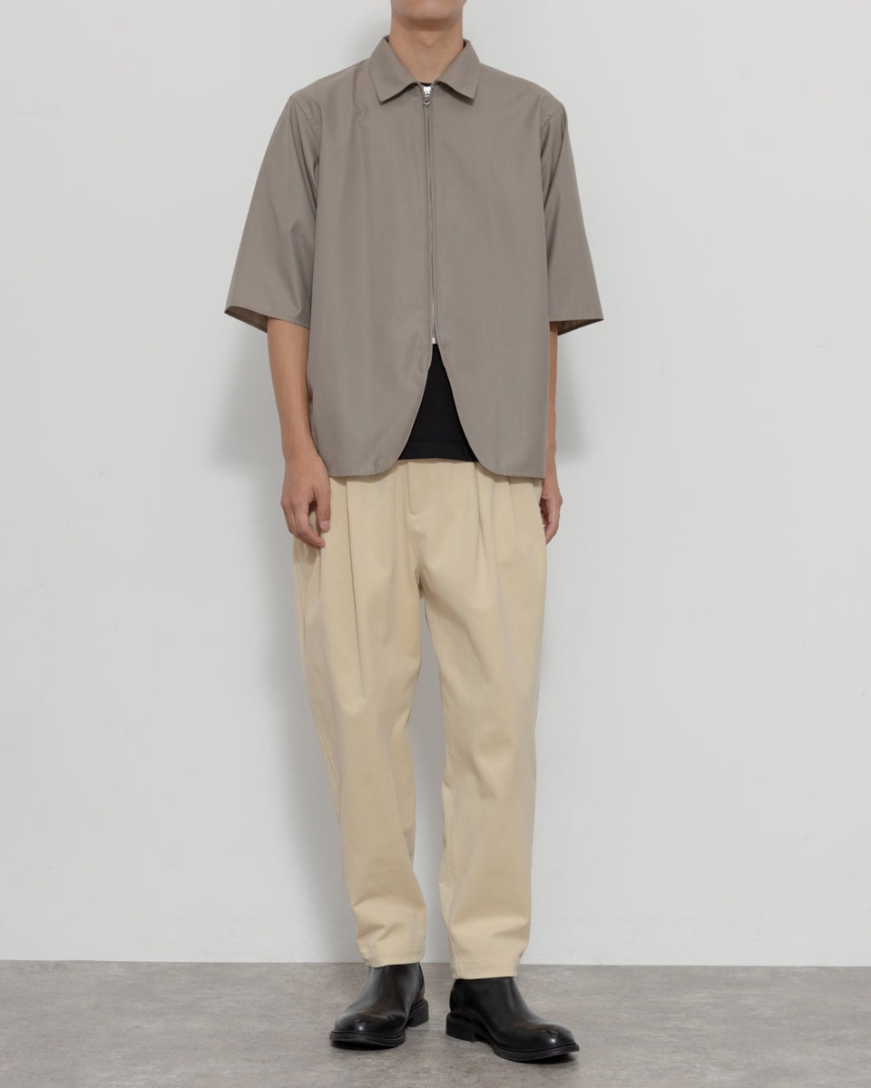 男性の着用画像。ベージュのパンツとのスタイリング