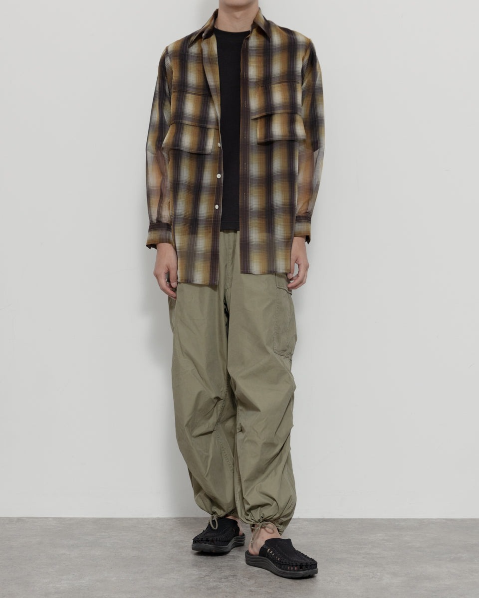 男性の着用画像。カーキのパンツとのスタイリング。