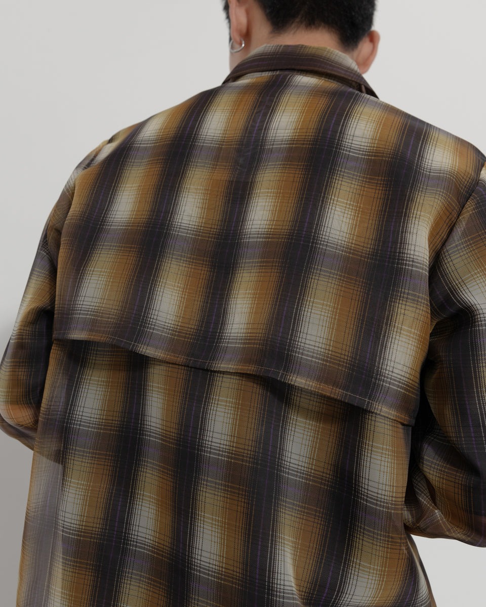 男性の着用画像。ブラックのTシャツとのレイヤードスタイル。