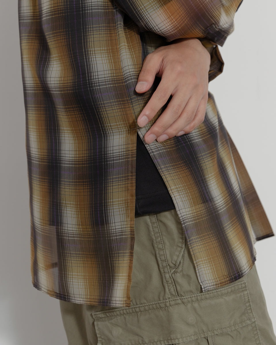 男性の着用画像。ブラックのTシャツとのレイヤードスタイル。